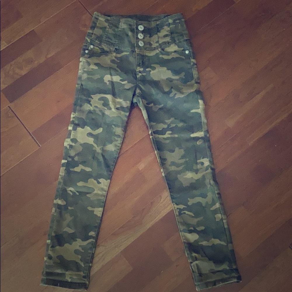 Camo skinny crop pants size 3 fit like size 1